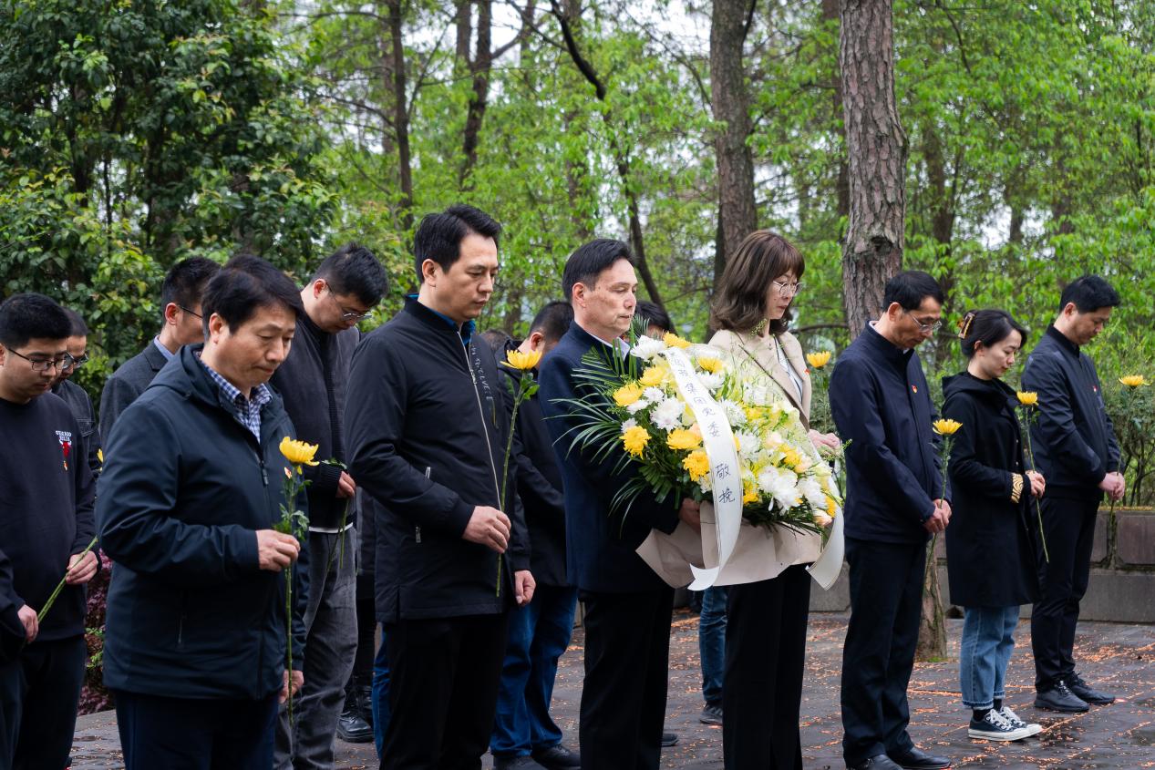 區(qū)國投集團(tuán)開展四月祭英烈主題黨日活動